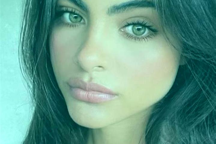 Riley, 32, a red green-eyed indian companion based in Ebershausen. Offering Massage, 69, Domination. Available for incall and outcall, day and evening dates.