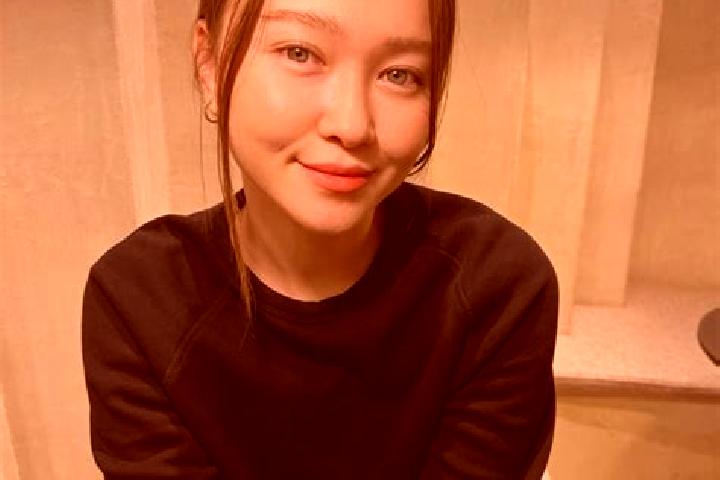 Riley, 35, a red blue-eyed asian companion based in Sovik. Offering Striptease, Erotic Massage, Tantra. Available for incall and outcall, day and evening dates.
