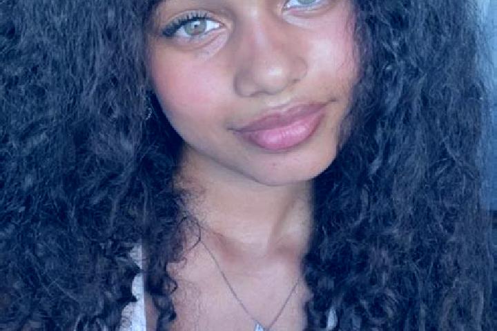 Rose, 20, a red hazel-eyed ebony companion based in Meresti. Offering CIM, GFE, Couples. Available for incall and outcall, overnight bookings available.