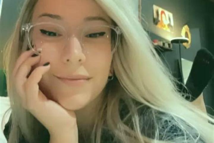 Rose, 27, a blonde grey-eyed asian companion based in Bourg-Saint-Christophe. Offering Striptease, Deep French Kissing, OWO. Available for incall and outcall...