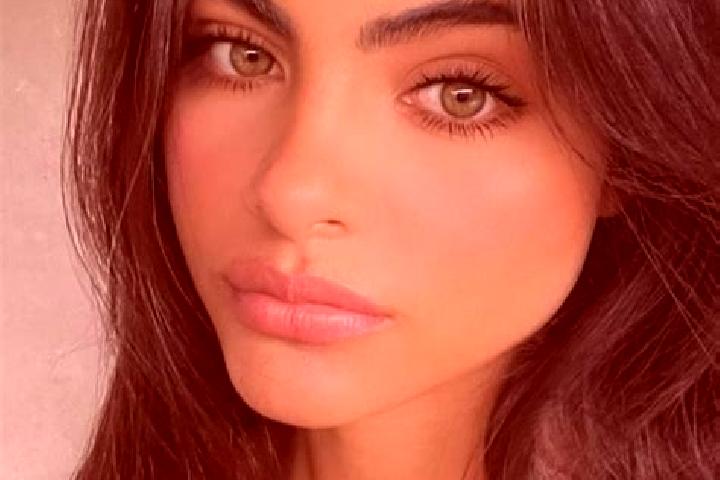 Rose, 38, a brunette grey-eyed indian companion based in Grati Satu. Offering Striptease, Couples, Party Girl. Available for incall and outcall, overnight bo...