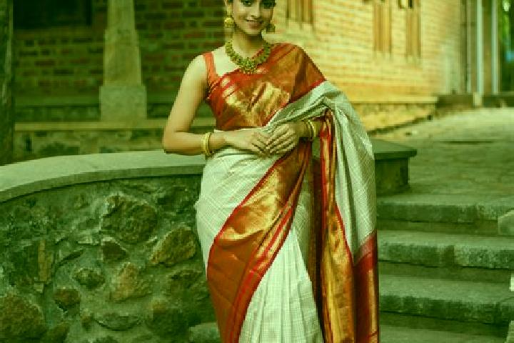 Ruby, 37, a red hazel-eyed indian companion based in Zari. Offering Domination, Roleplay, Tantra. Available for incall and outcall, day and evening dates.