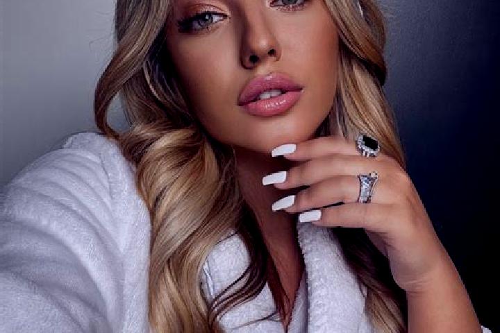 Sadie, 37, a blonde grey-eyed latina companion based in Lujar. Offering Fetish, BDSM, Massage, Party Girl. Available for incall and outcall, day and evening ...