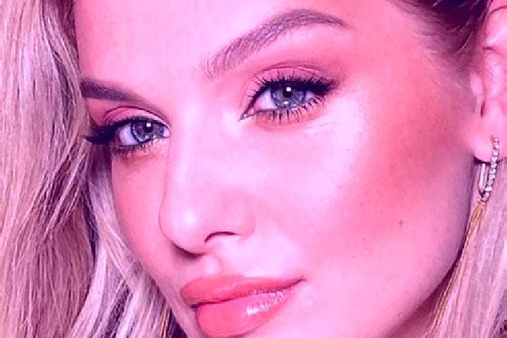 Sadie, 39, a dark blonde green-eyed mixed companion based in Hoedspruit. Offering 69, Erotic Massage, Tantra. Available for incall and outcall, day and eveni...