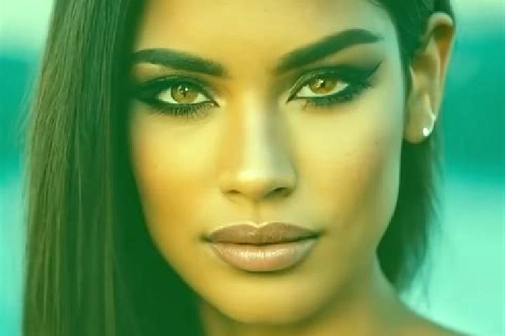 Sage, 22, a black amber-eyed latina companion based in Tecuci. Offering Roleplay, Party Girl, Domination, Duos. Available for incall and outcall, overnight b...