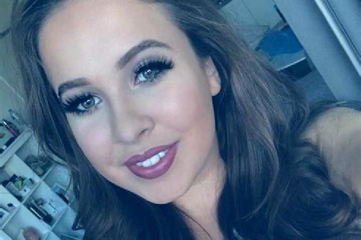 Scarlett, 24, a auburn green-eyed mediterranean companion based in San Vicente de la Sonsierra. Offering Fetish, Dinner Date, Travel Companion. Available for...