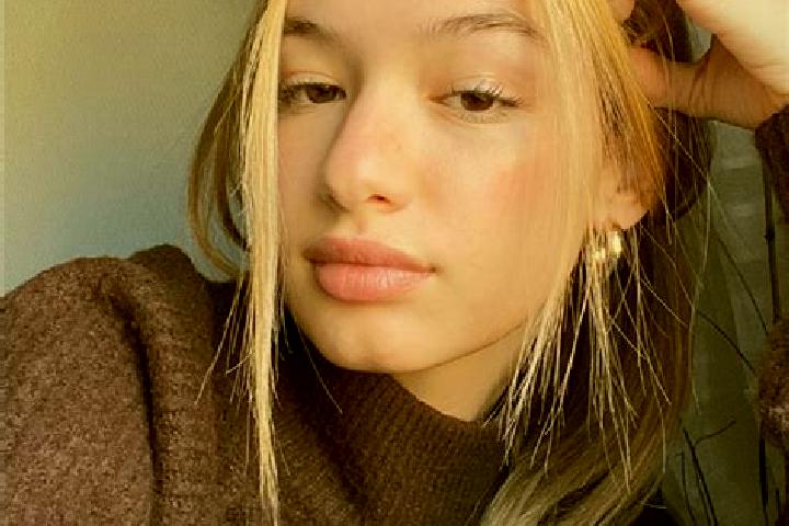 Scarlett, 28, a blonde brown-eyed mixed companion based in Zubin Potok. Offering CIM, Deep French Kissing, OWO. Available for incall and outcall, day and eve...