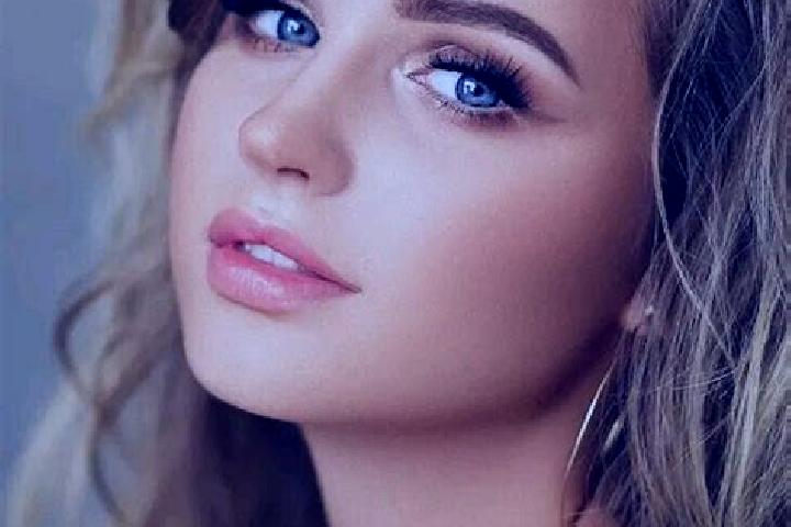 Scarlett, 33, a dark blonde blue-eyed asian companion based in Issy-les-Moulineaux. Offering Dinner Date, Prostate Massage, 69, OWO. Available for incall and...