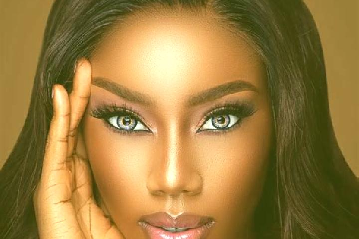 Scarlett, 34, a auburn blue-eyed ebony companion based in Novo Airao. Offering Roleplay, Striptease, Girlfriend Experience. Available for incall and outcall,...