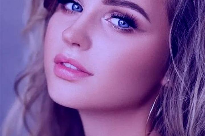 Scarlett, 35, a dark blonde blue-eyed mediterranean companion based in Iziumske. Offering OWO, Massage, A-Level. Available for incall and outcall, day and ev...