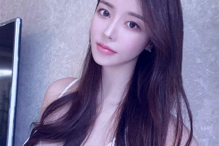 Scarlett, 39 — Escort in Wringinputih, Indonesia