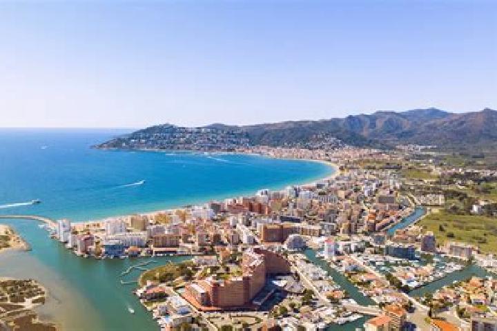 Sienna, 20 — Escort in Roses, Spain