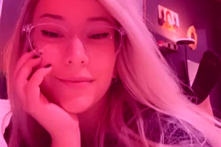Sienna, 21, a blonde green-eyed latina companion based in La Cruz de Tenango. Offering GFE, A-Level. Available for incall and outcall, day and evening dates.