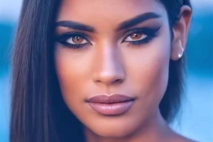 Sienna, 21, a dark blonde amber-eyed latina companion based in Ban Hatgnao. Offering Dinner Date, Erotic Massage, Massage. Available for incall and outcall, ...