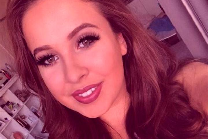 Sienna, 26, a auburn brown-eyed european companion based in Arcones. Offering Erotic Massage, CIM, Massage. Available for incall and outcall, day and evening...