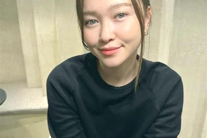 Sienna, 27, a auburn blue-eyed asian companion based in Munogalindo. Offering Duos, Party Girl, CIM, Erotic Massage. Available for incall and outcall, day an...