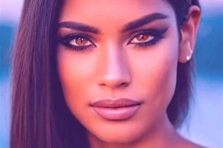 Sienna, 27, a brunette amber-eyed latina companion based in Pondokaso. Offering Party Girl, Couples. Available for incall and outcall, day and evening dates.