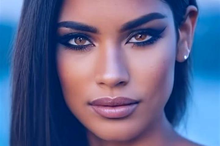 Sofia, 37, a red green-eyed latina companion based in Broukro-Banouan. Offering GFE, Duos. Available for incall and outcall, day and evening dates.