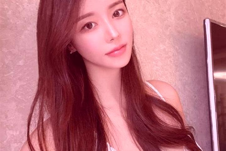 Sophia, 21 — Escort in Xiehu, China