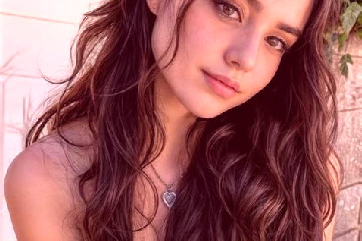 Sophia, 22, a auburn brown-eyed european companion based in Serrenti. Offering Prostate Massage, Deep French Kissing, Party Girl, Roleplay. Available for inc...