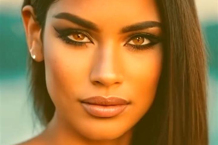 Sophia, 39, a blonde amber-eyed latina companion based in Sidaraja. Offering 69, Girlfriend Experience, Domination. Available for incall and outcall, overnig...