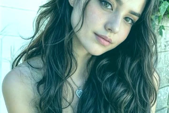 Stella, 26, a auburn hazel-eyed middle eastern companion based in Rosstal. Offering Couples, Roleplay, Girlfriend Experience, Duos, Deep French Kissing. Avai...