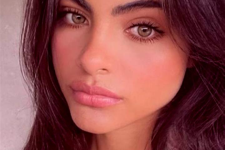 Stella, 28, a brunette green-eyed european companion based in Woodside East. Offering Striptease, Tantra, Party Girl, Erotic Massage. Available for incall an...