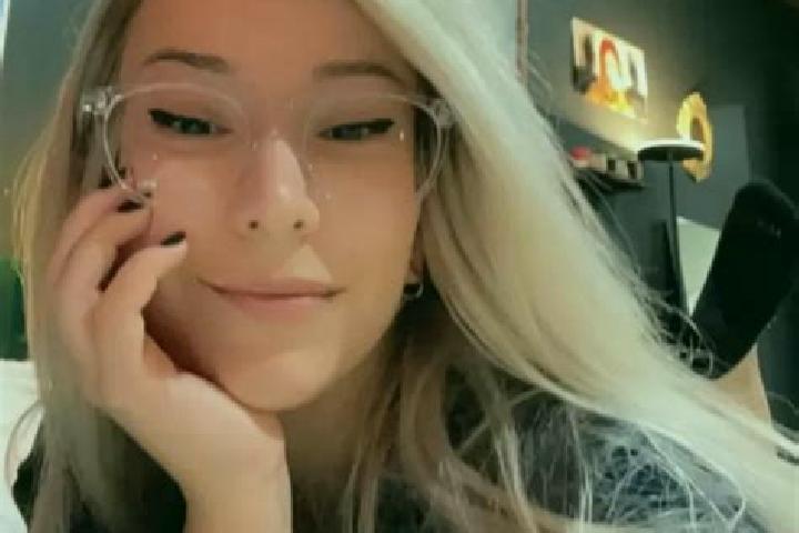 Victoria, 20, a blonde dark-eyed mixed companion based in Boldesti-Scaeni. Offering BDSM, Couples, Erotic Massage. Available for incall and outcall, day and ...