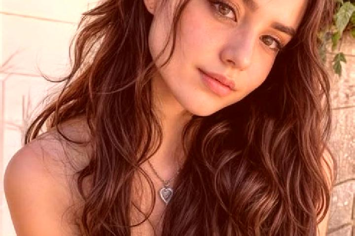 Victoria, 25, a brunette hazel-eyed caucasian companion based in Chouani. Offering GFE, Roleplay, 69, Girlfriend Experience. Available for incall and outcall...