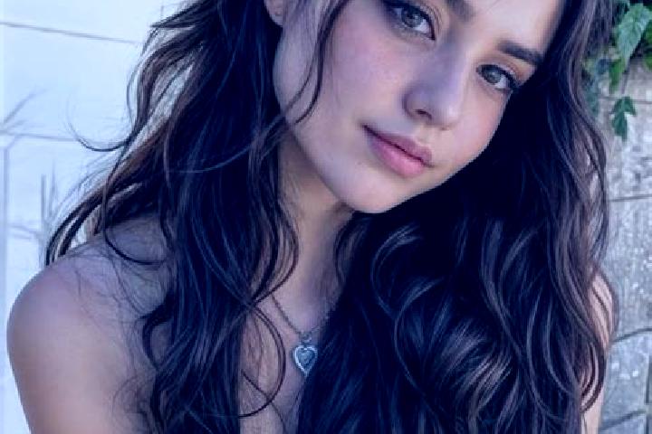 Victoria, 28, a brunette hazel-eyed middle eastern companion based in Amillis. Offering Duos, Couples, Domination, GFE, Deep French Kissing. Available for in...
