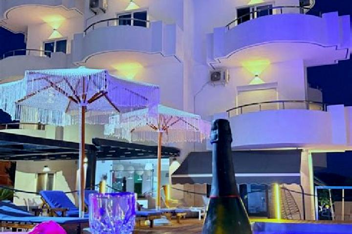 Victoria, 31 — Escort in Kompitsion, Greece
