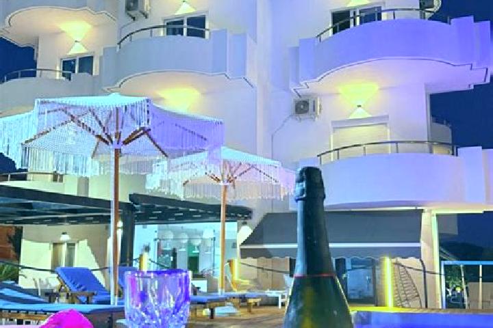 Victoria, 35 — Escort in Kompitsion, Greece