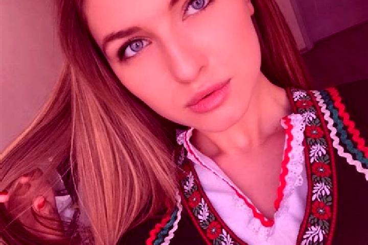 Victoria, 38, a dark blonde green-eyed slavic companion based in Bistrinci. Offering Couples, Dinner Date, CIM, A-Level, Girlfriend Experience. Available for...