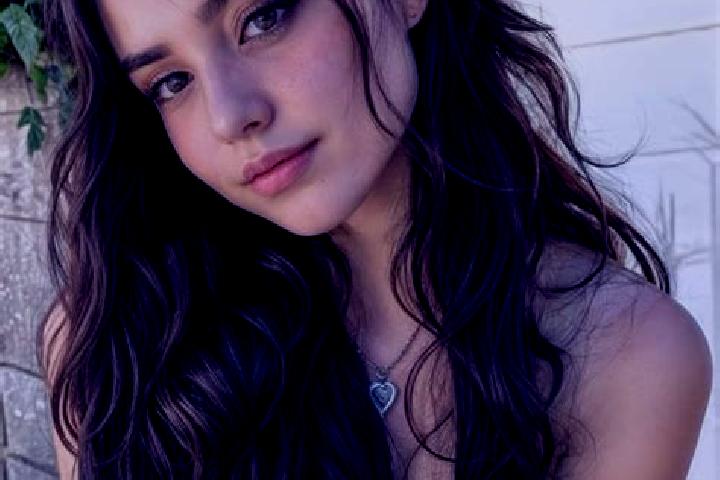 Violet, 20, a auburn grey-eyed middle eastern companion based in Germas. Offering OWO, BDSM, A-Level. Available for incall and outcall, day and evening dates.