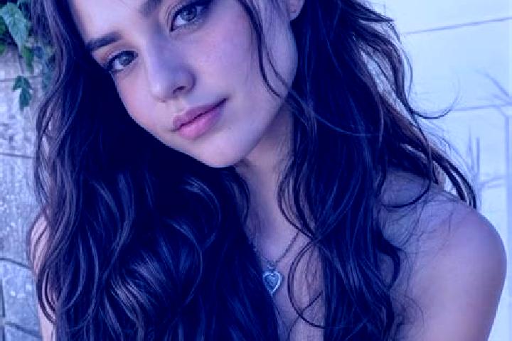 Violet, 23, a auburn hazel-eyed mixed companion based in Baguer-Morvan. Offering Massage, Dinner Date, Party Girl. Available for incall and outcall, day and ...