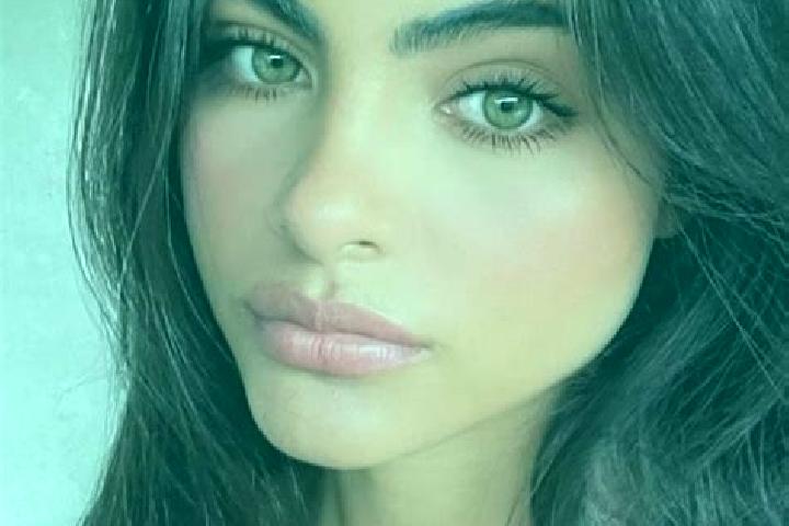 Violet, 32, a chestnut green-eyed indian companion based in Zaccanopoli. Offering Duos, Party Girl, Couples. Available for incall and outcall, day and evenin...