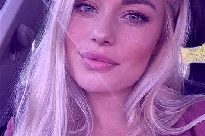 Violet, 35, a blonde hazel-eyed mixed companion based in El Carmen. Offering Erotic Massage, Couples, Fetish. Available for incall and outcall, day and eveni...