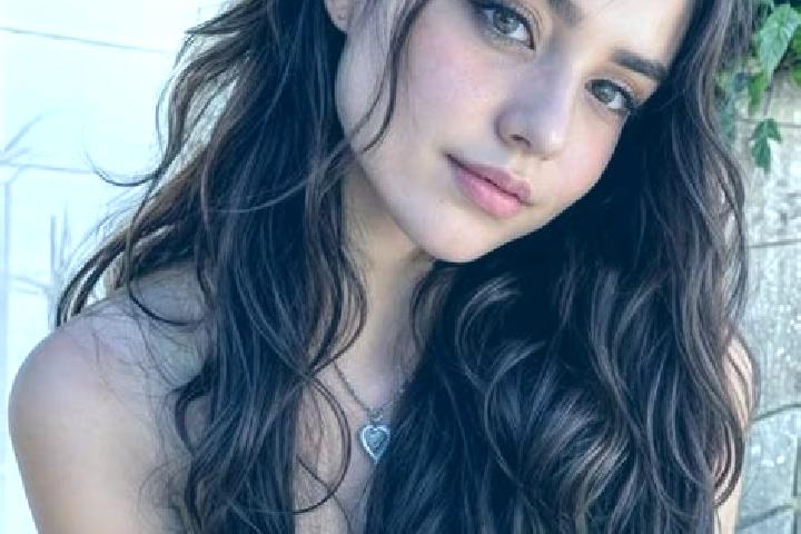 Willow, 22, a auburn hazel-eyed latina companion based in Loma Chilar. Offering Girlfriend Experience, Roleplay, Dinner Date. Available for incall and outcal...
