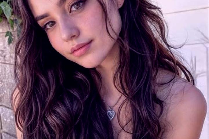 Willow, 24, a brunette hazel-eyed middle eastern companion based in Mubi. Offering CIM, Fetish, Roleplay. Available for incall and outcall, day and evening d...