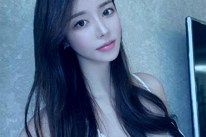 Zoe, 20 — Escort in Huashanzi, China