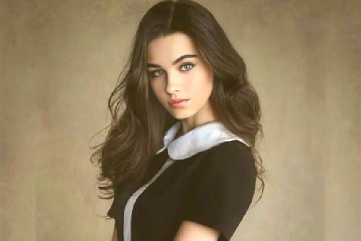 Zoe, 21, a brunette amber-eyed slavic companion based in Bojia. Offering Roleplay, A-Level, Couples. Available for incall and outcall, day and evening dates.