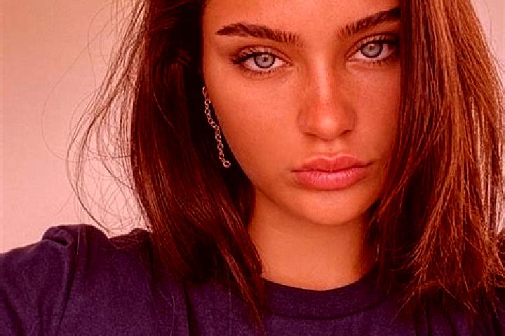Zoe, 22, a brunette blue-eyed mediterranean companion based in Gravesend. Offering Overnight, OWO, Party Girl. Available for incall and outcall, day and even...