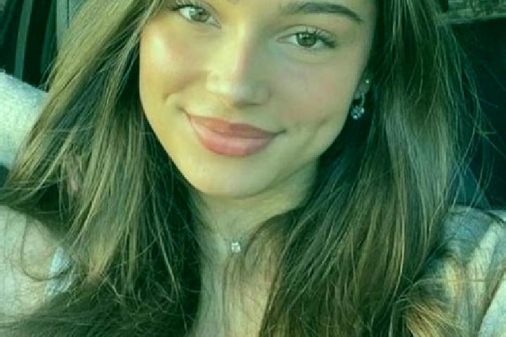 Zoe, 22, a brunette hazel-eyed mixed companion based in Vic-sur-Aisne. Offering Dinner Date, Party Girl, Duos. Available for incall and outcall, overnight bo...