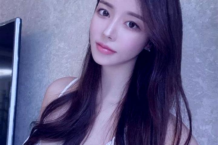 Zoe, 25 — Escort in Mechenice, Czech Republic