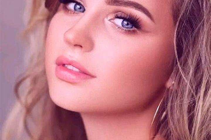 Zoe, 26, a dark blonde blue-eyed mediterranean companion based in Iguatama. Offering Prostate Massage, Deep French Kissing, Duos, Couples, Erotic Massage. Av...
