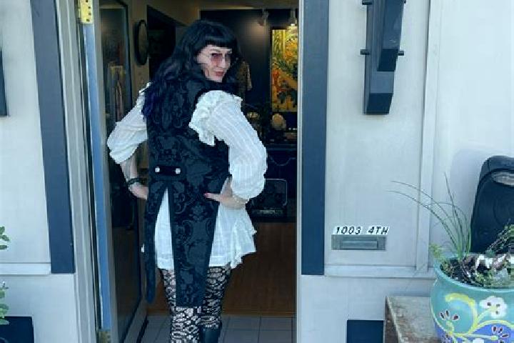 Zoe, 28 — Escort in Chilly, France