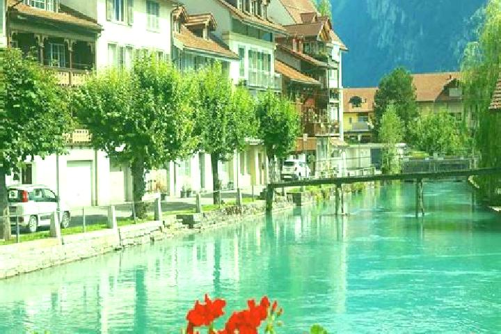 Zoe, 34 — Escort in Niederburen, Switzerland