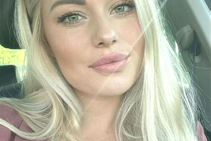 Zoe, 38, a blonde hazel-eyed slavic companion based in Selamba. Offering Roleplay, Massage, Dinner Date, Deep French Kissing. Available for incall and outcal...