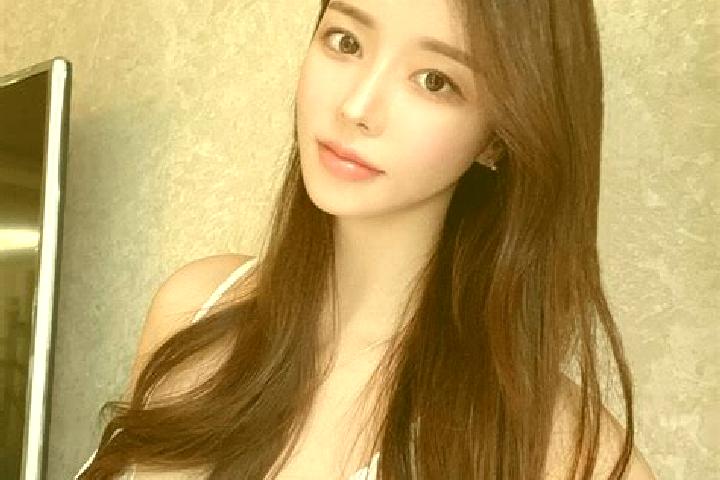 Zoey, 23 — Escort in Cikokong, Indonesia
