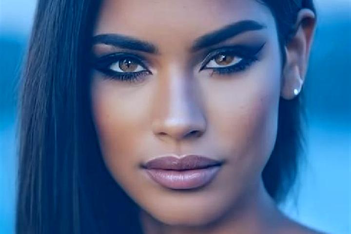 Zoey, 25, a auburn brown-eyed latina companion based in Melbourne. Offering BDSM, Striptease, Massage. Available for incall and outcall, day and evening dates.